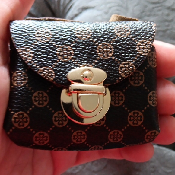 Chic Black Mini Bag Keychain with Gold Accents - Picture 13 of 13